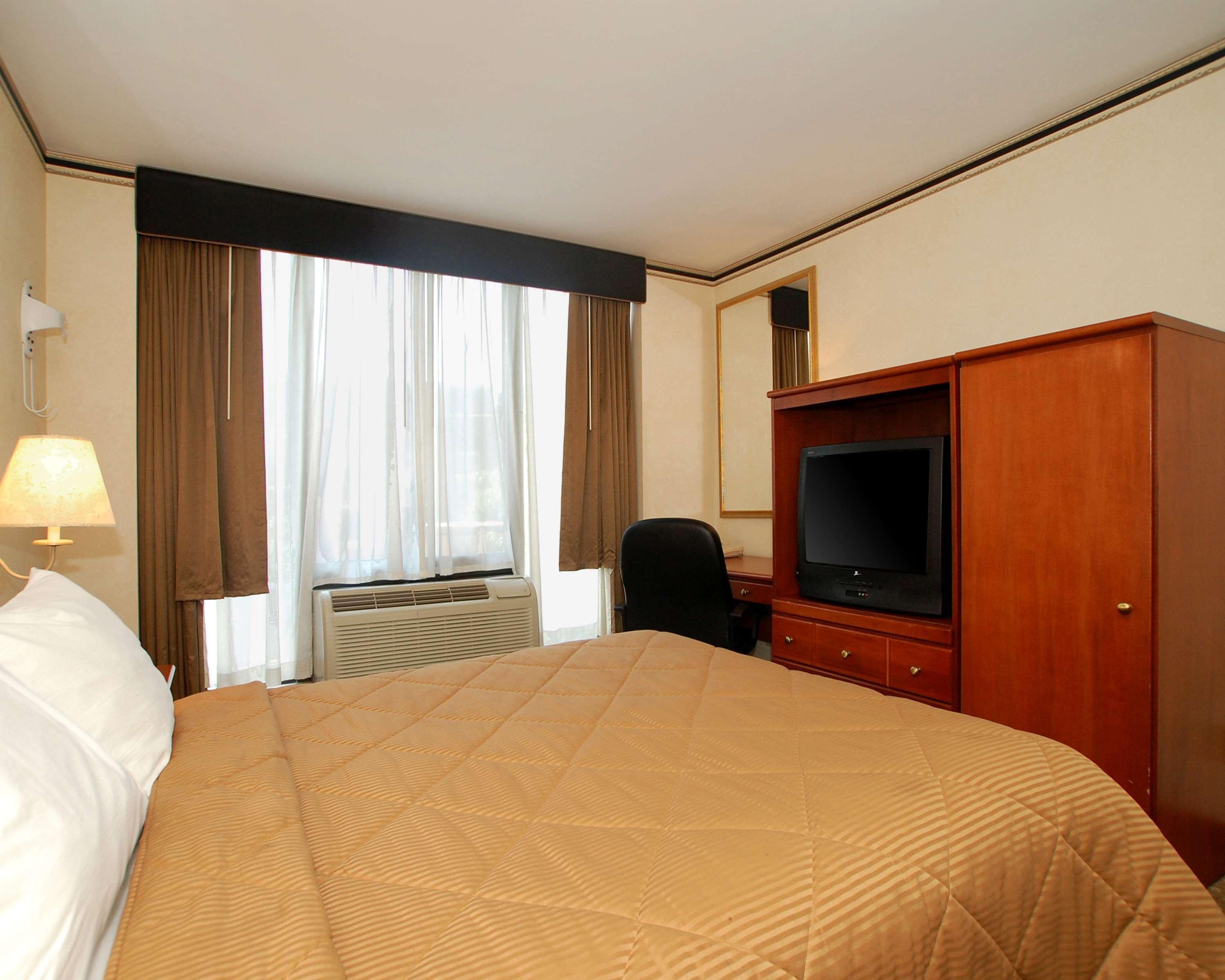 Red Lion Inn & Suites Long Island City New York Exterior photo